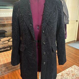 This product is a stylish Giacca ladies size M black coat designed for a casual